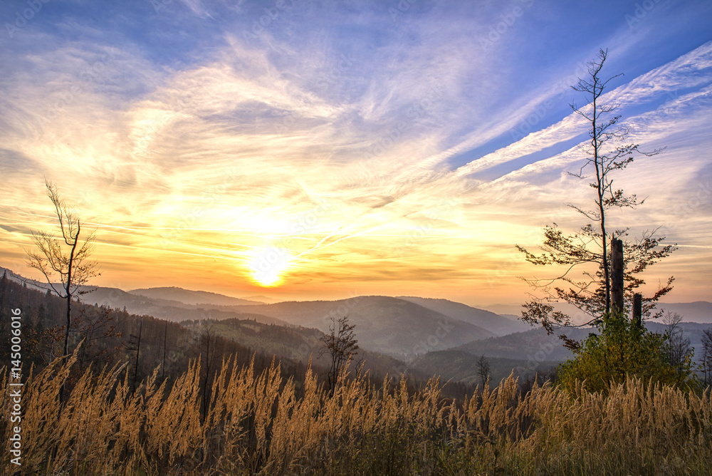 Naklejka premium Piękny zachód w Polskich górach.