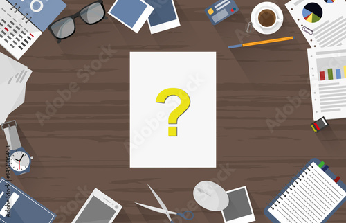 Dokument auf Schreibtisch - Fragezeichen FAQ