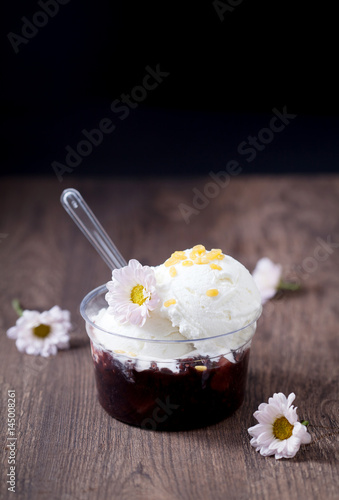 Obraz na płótnie Coconut ice cream with sticky ricein and flower in bowl, Dessert and sweets, selective focus w salonie