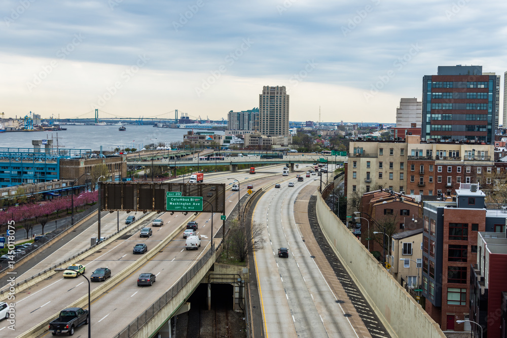 Obraz premium Skyline of downtown philadelphia, pennsylvania from Benjamin Franklin bridge in spring