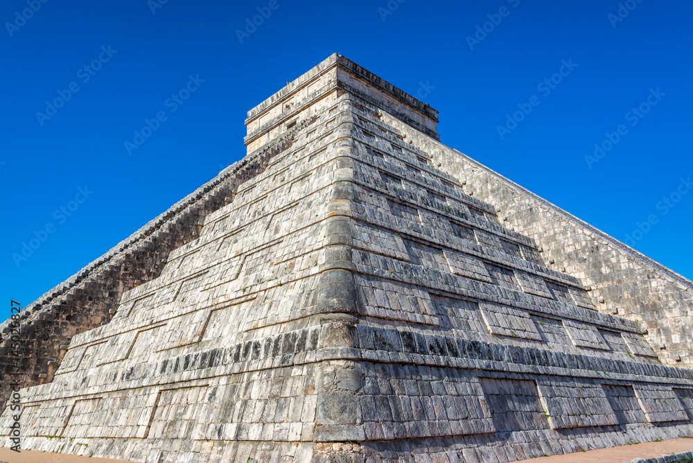 Stunning Pyramid of Chichen Itza Stunning Pyramid of Chichen Itza