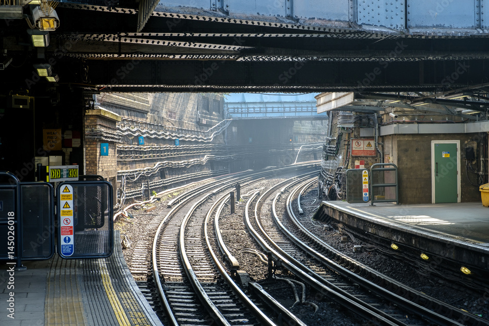 Fototapeta premium Bahnstation oberirdisch (DLR) in London, Gegenlicht