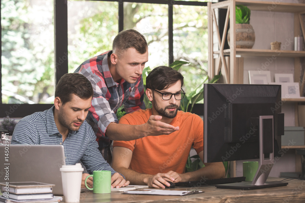 Obraz premium Young men programmers working together in the office 