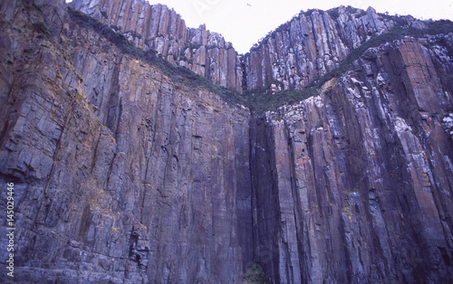 Tasmanien: Eine Felswand an der Küste von Brunny Island - Unesco Weltkulturerbe photo