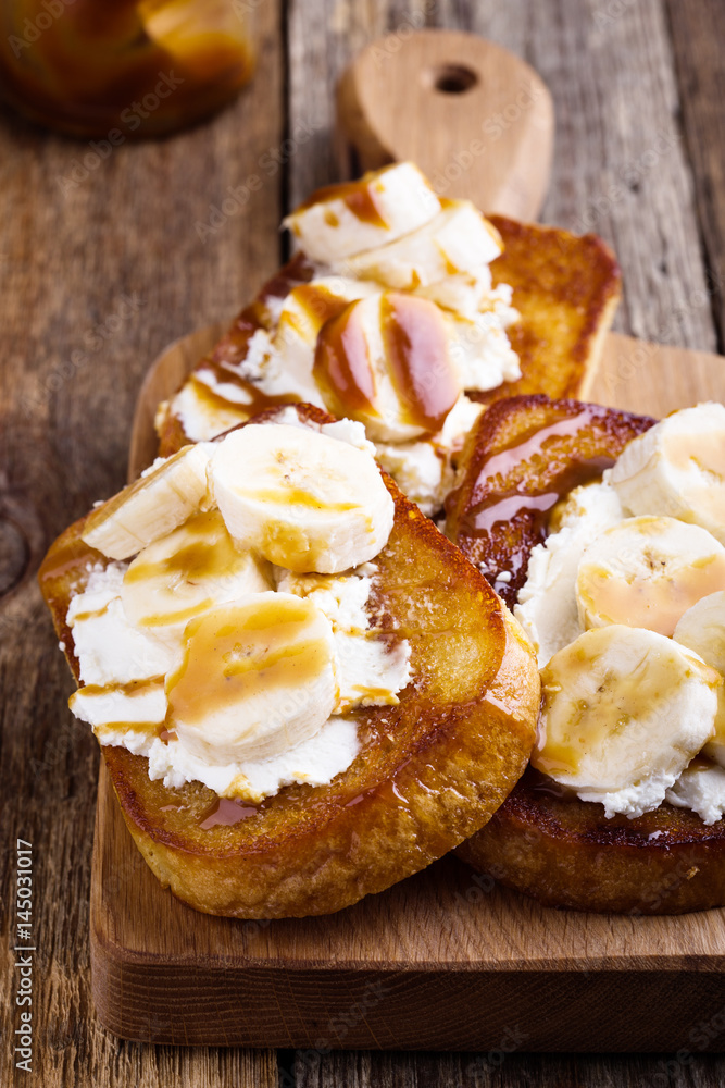 Breakfast ricotta toasts with bananas and caramel Breakfast ricotta toasts with bananas and caramel