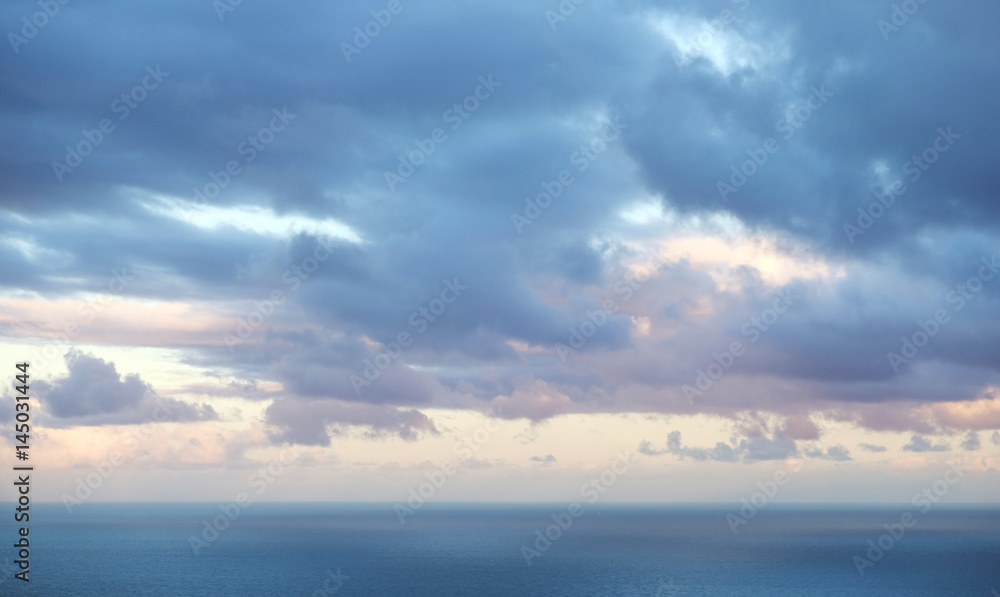 Naklejka premium scenic cloud sky over ocean background