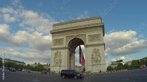 Arc de triomphe avec le drapeau français pour la fête nationale [Time-lapse, Full HD]