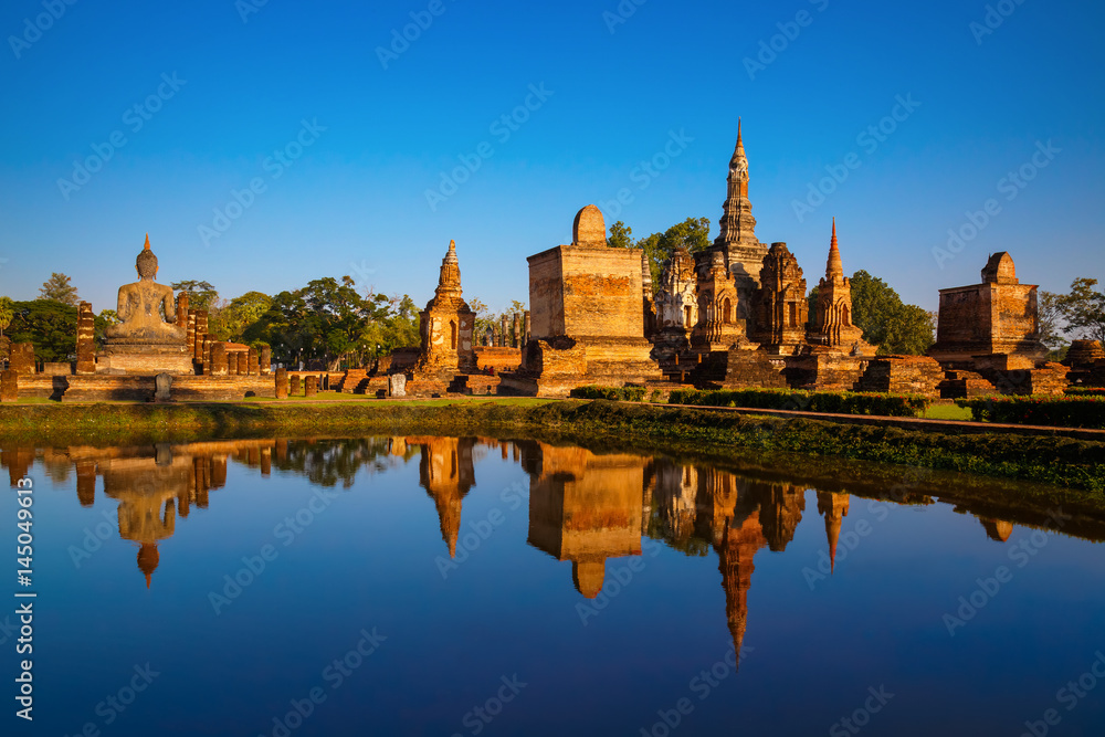 Obraz premium Wat Mahathat Temple in the precinct of Sukhothai Historical Park, a UNESCO world heritage site, Thailand