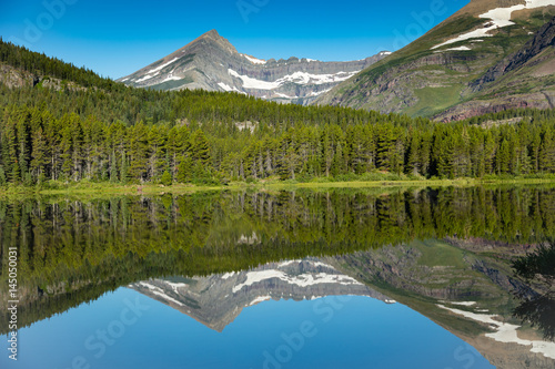 Fototapeta Naklejka Na Ścianę i Meble -  Mirrored Mountain