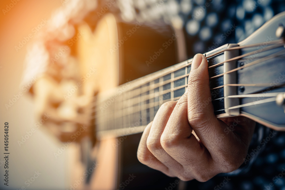 Fototapeta premium Ręka gra na gitarze akustycznej fingerstyle.
