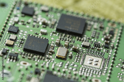 Electronic components and processor on a printed circuit.