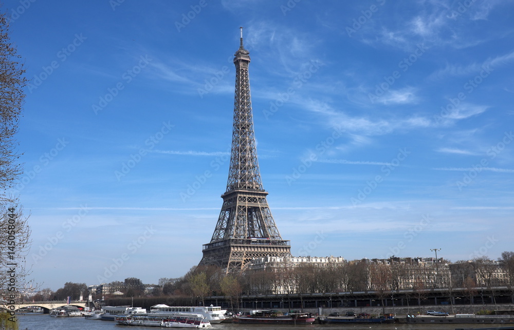 Tour Eiffel et ciel bleu. Paris, France