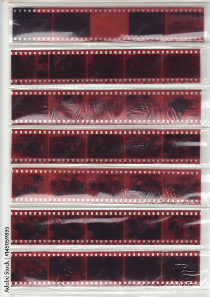 Obraz premium Photos in old film. Blank old grunge film strip frame background. Vector format.