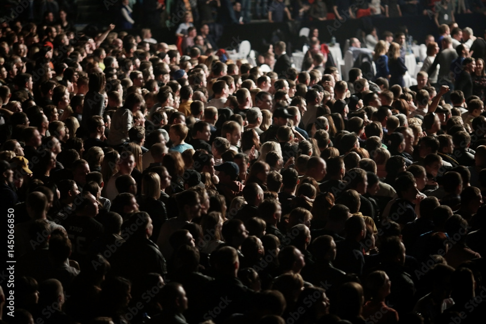 Obraz premium crowd, people's heads in the dark, concert, hands