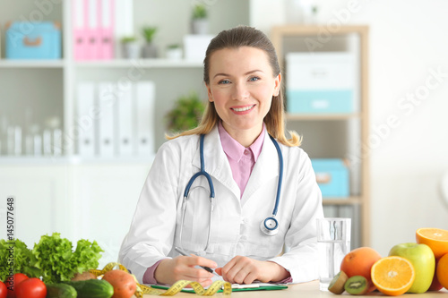 Young female nutritionist w...