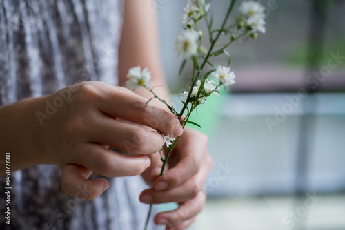 hand holding flower during flower decorate.
