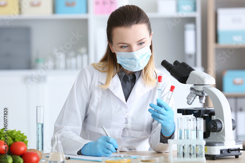Young female nutritionist t...