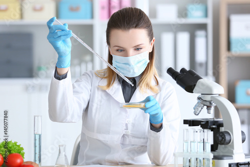 Young female nutritionist t...