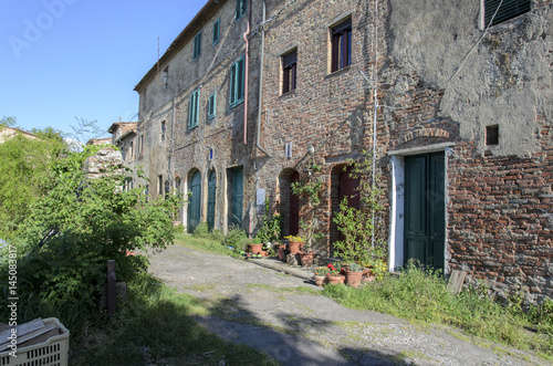 Toiano il paese abbandonato  ruderi e particolari.