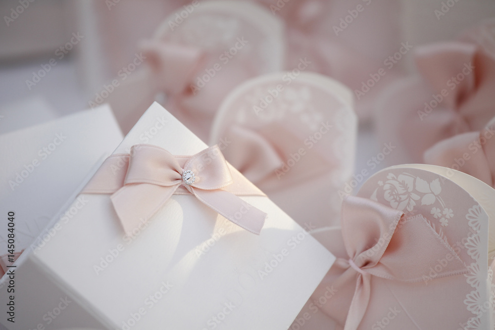 Bomboniere per i genitori e i testimoni scatole bianche con fiocco rosa con  fiocchi di un matrimonio Stock Photo | Adobe Stock