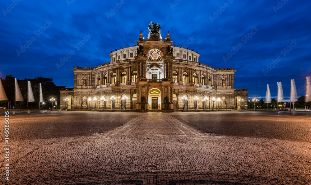 Fototapeta premium DRESDEN, GERMANY - 17 JUNE, 2015: Semper Opera House in Dresden, Germany on 17 JUNE, 2015
