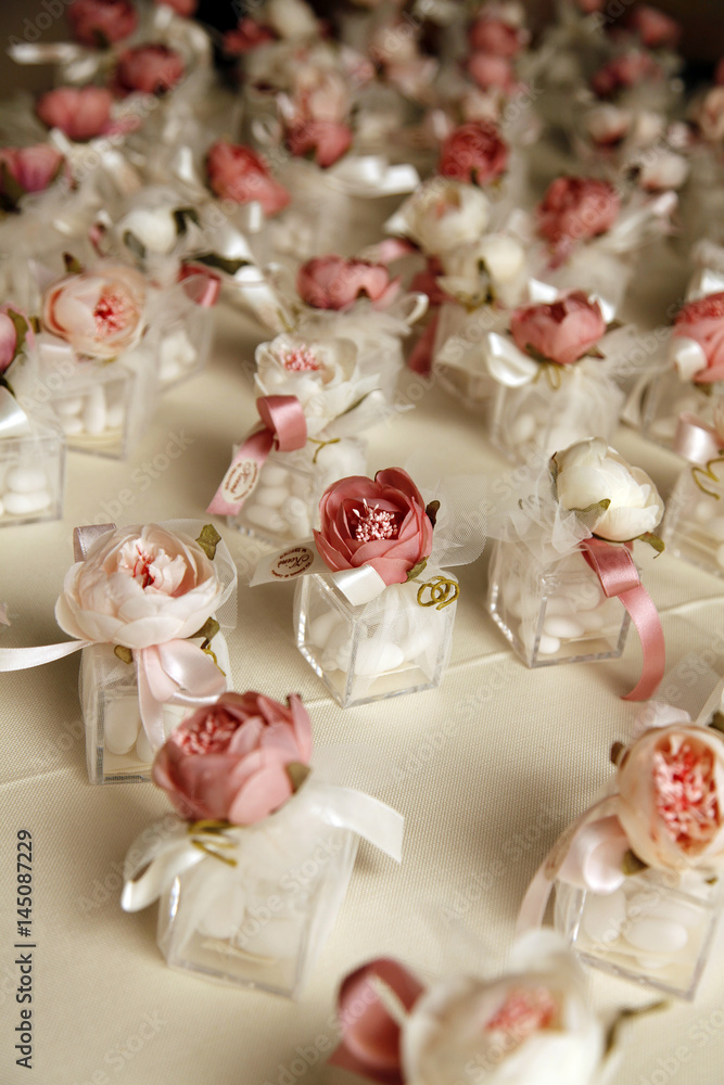 Bomboniere con confetti per ospiti fatte con plastica e fiori matrimonio  Stock Photo