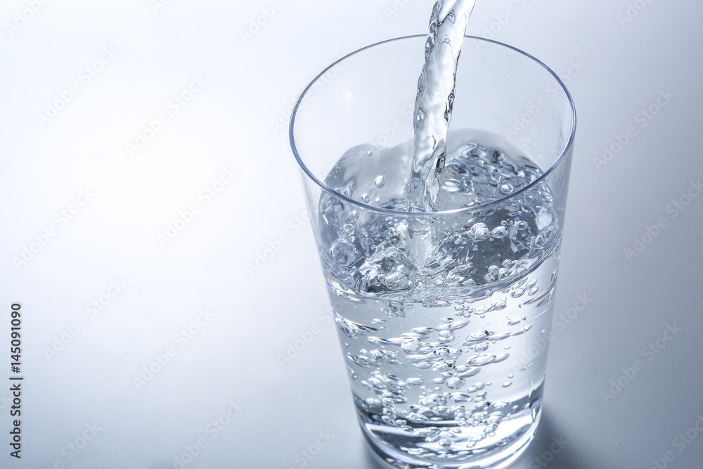 水を注ぐ 水を注ぐ
