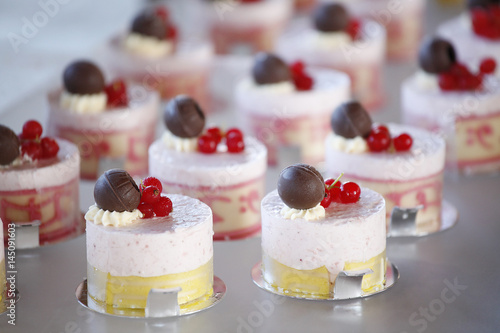 Fototapeta Naklejka Na Ścianę i Meble -  dolci deliziosi mono porzione di vario colore e cioccolato