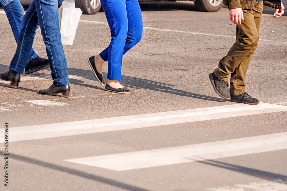 Obraz premium people crossing the pedestrian crossing