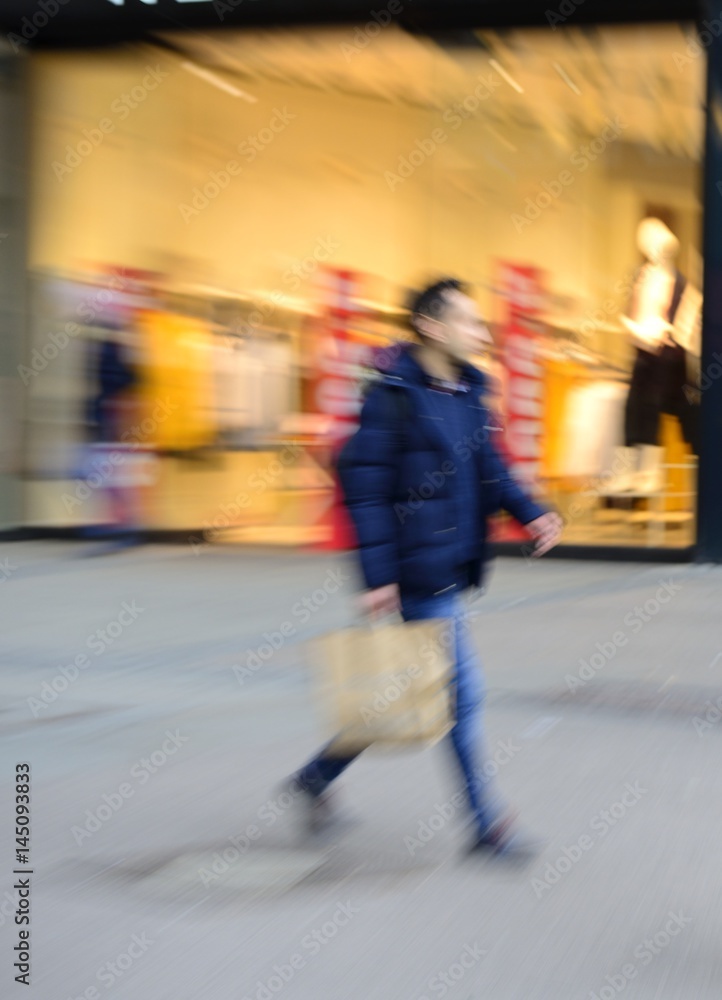 Single beim Shoppen in der Innenstadt im zoom Single beim Shoppen in der Innenstadt im zoom