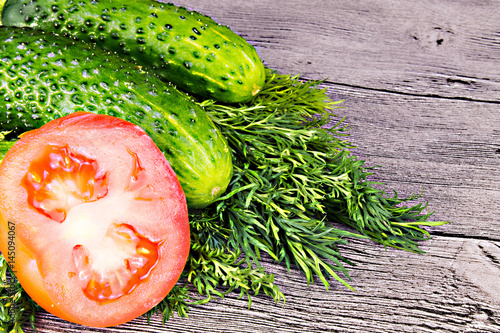 Photos slised tomatoe and cucumber on wooden table