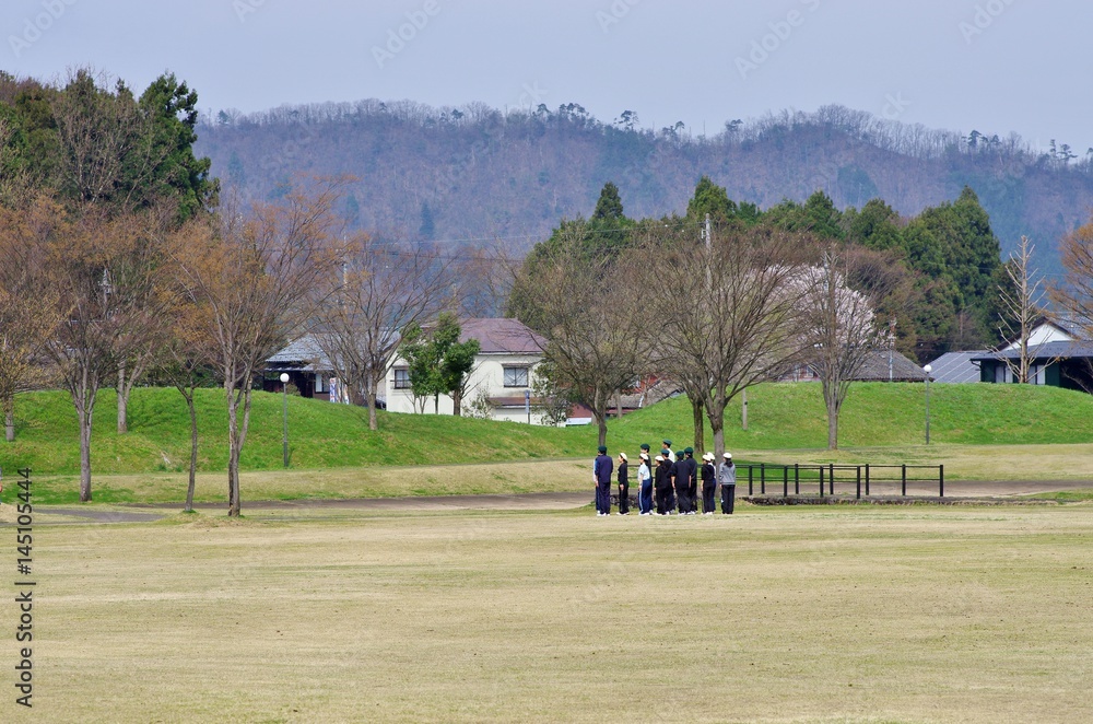 公園で集団行動の練習をする人たち 公園で集団行動の練習をする人たち