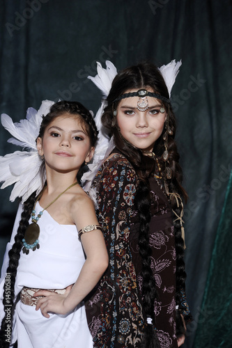 Fotografi Two sisters dressed in  Native American style costumes