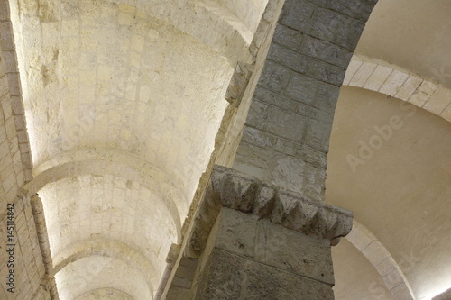 Dettaglio romanico di una volta dentro una chiesa photo