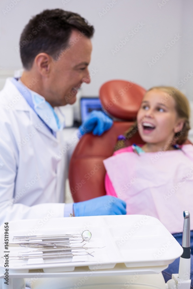 Obraz premium Dentist interacting with young patient