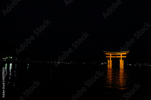 夜の宮島の大鳥居