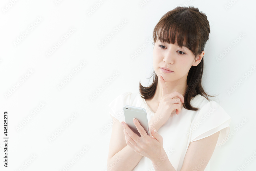 スマートフォン・悩む女性