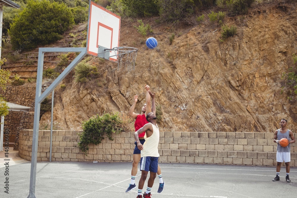 Obraz premium Basketball players playing in basketball court