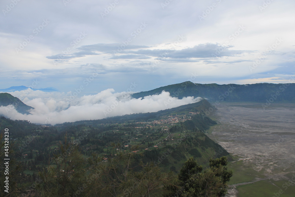 The advance of the clouds towards the volcano