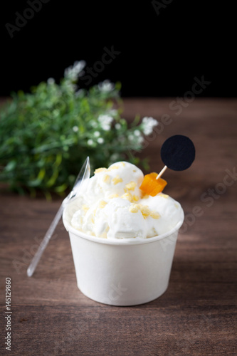 Obraz na płótnie Coconut ice cream in bowl, Dessert and sweets, selective focus w salonie