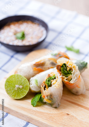 Obraz na płótnie Steamed spring roll, Vegetarian food, selective focus w salonie