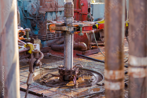 Foto make up drill string connection with rig tong