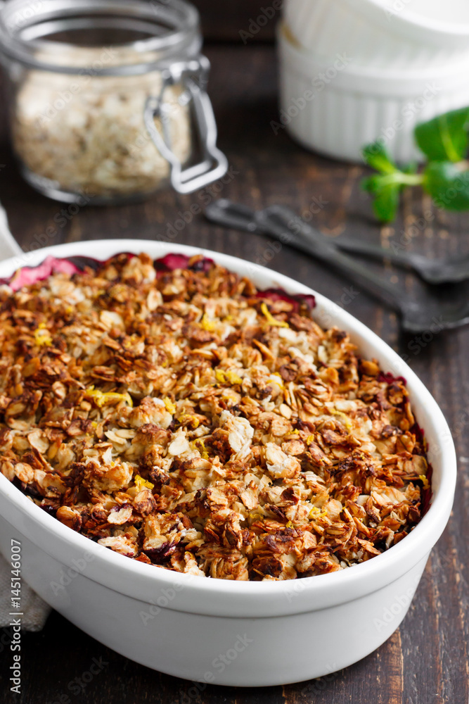 Crumble with berries and oat cereals Crumble with berries and oat cereals