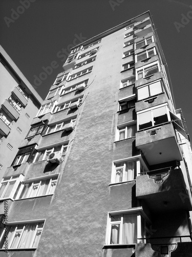 Hochhaus mit Wohnungen, Balkons und Klimaanlagen im Stadtteil Erenköy im Sommer bei Sonnenschein in Istanbul am Bosporus in der Türkei, fotografiert in traditionellem Schwarzweiß photo