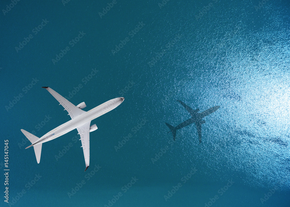 Obraz premium Samolot leci nad morzem, widok z góry