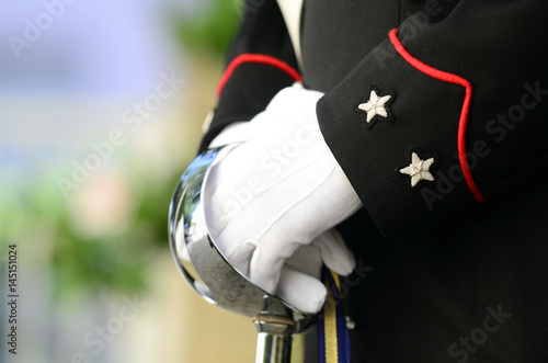 Bild auf Leinwand Carabiniere vestito in alta uniforme tiene con due mani la spada