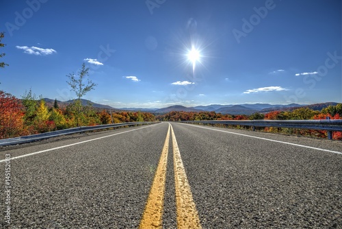 Route de campagne en automne au Québec photo