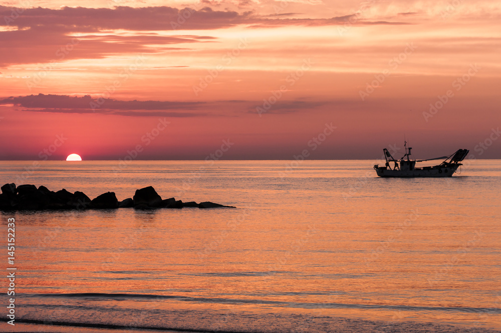 composizione fotografica colori  pesca alba rossa sole