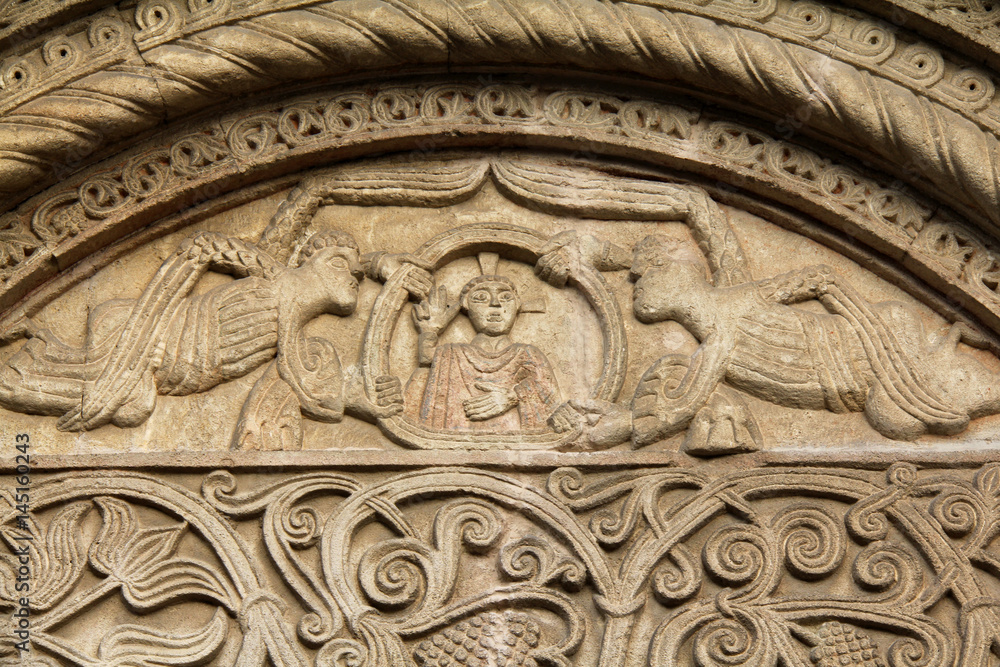 Cristo tra due angeli; lunetta del portale della chiesa romanica di Santa Fede a Cavagnolo (Torino)