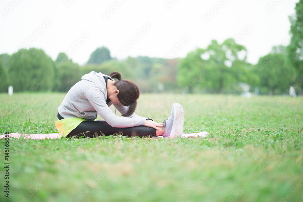 ストレッチする女性 ストレッチする女性